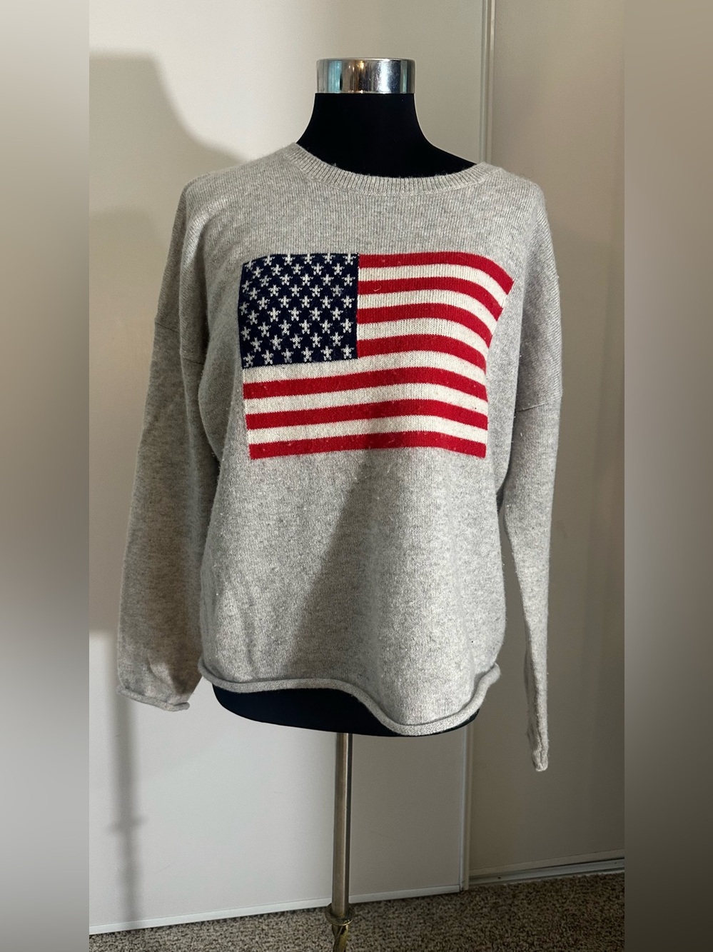 NWT Vineyard Vines Gray Cashmere Crewneck Sweater with Flag Graphic (50 stars)
